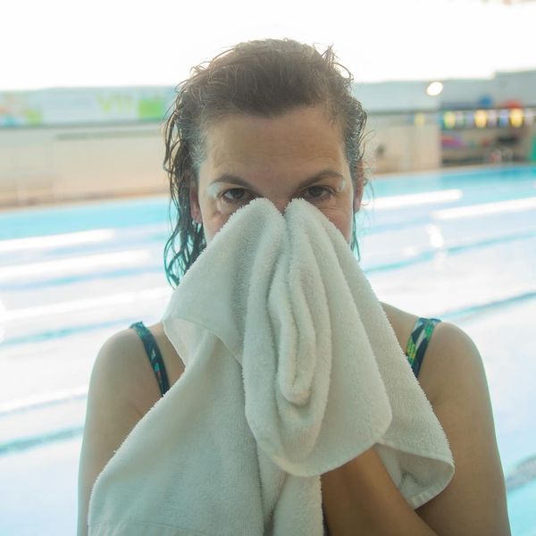 Людина усміхається та виглядає бадьоро після заняття.